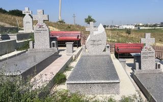 Cavou cu 2 locuri din granit, în Cimitirul Mănăstirii Vlădiceni, Iași - Poză 5