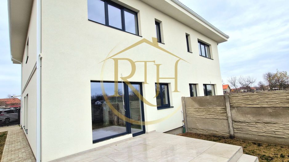 Duplex de vanzare cu 4 camere,2 bai,250 mp teren-Mosnita Veche zona Centrala. - Poză 2