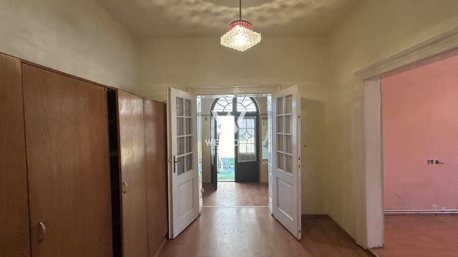 Casa in Piata Cluj, P+Demisol, curte comuna - Poză 2