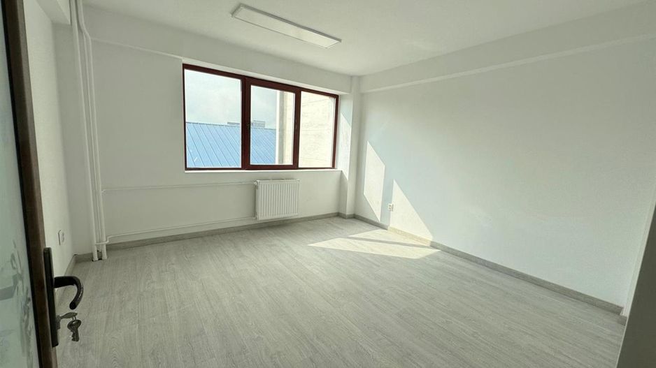 Spatii comerciale moderne de inchiriat, in cladire recent renovata - Poză 9