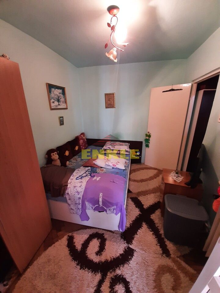 Apartament 3 camere transformat in 2 camere, zona scolii 7, etaj 2 - Poză 4