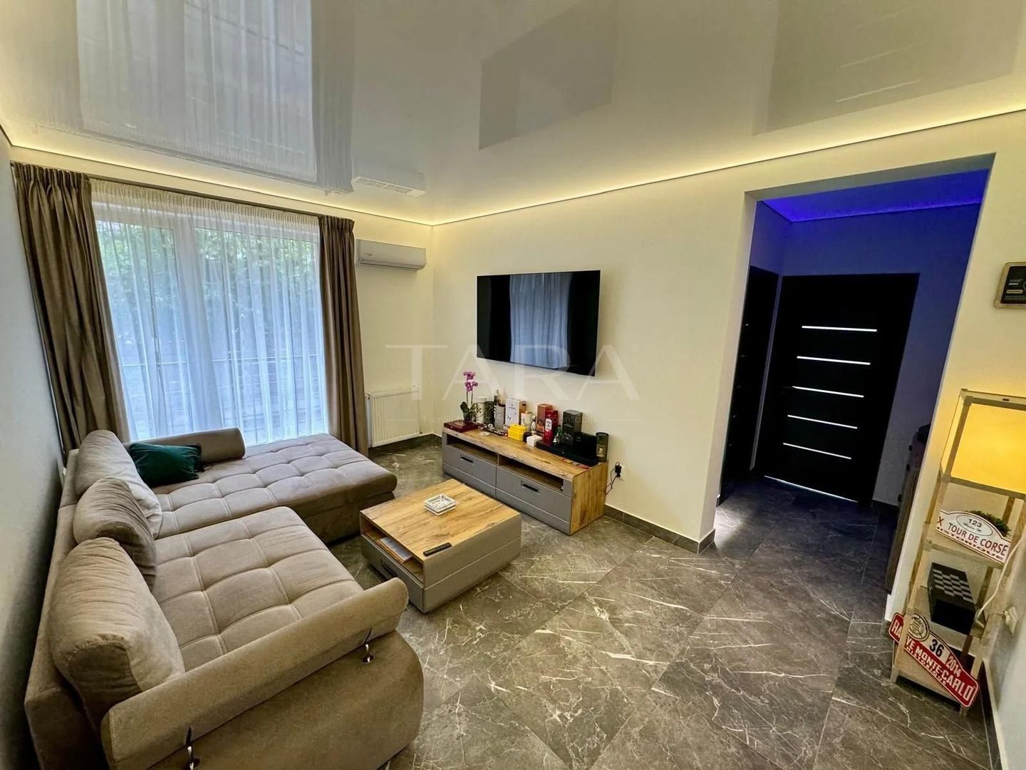 Apartament cu 3 camere, mobilat premium, parcare inclusă. - Poză 1