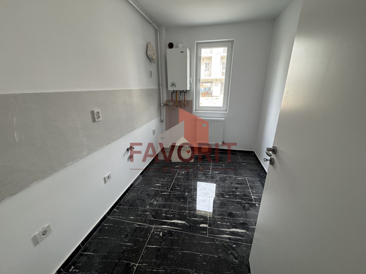 Decomandat.  Spatiu depozitare . Loc de parcare inclus - Poză 1