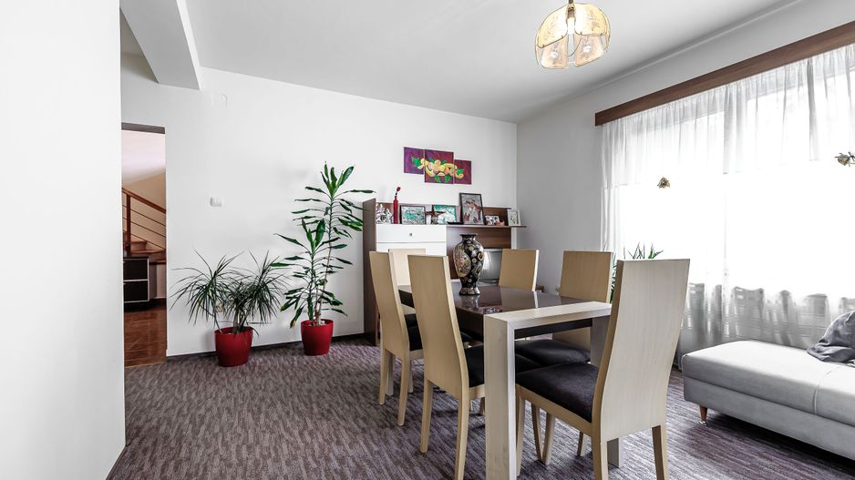 Casă generoasă cu două apartamente în Bujac - Poză 4