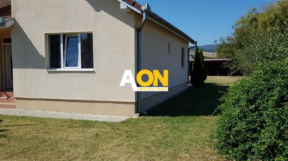 Casă de închiriat, 3 camere, cu terasă și garaj, Partoș - Poză 3