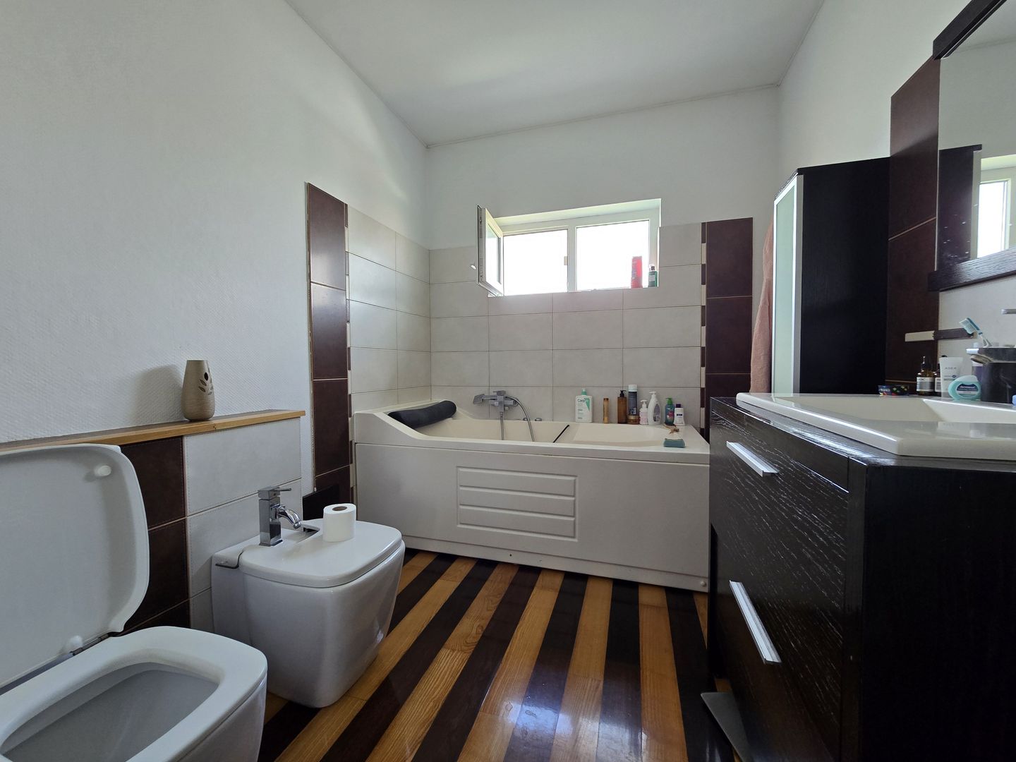 Apartament 2 Dormitoare, 2 Bai, Dumbravita, Curte interioara cu loc de joaca - Poză 7