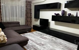 Apartament 3 camere, decomandat, zona Lunei