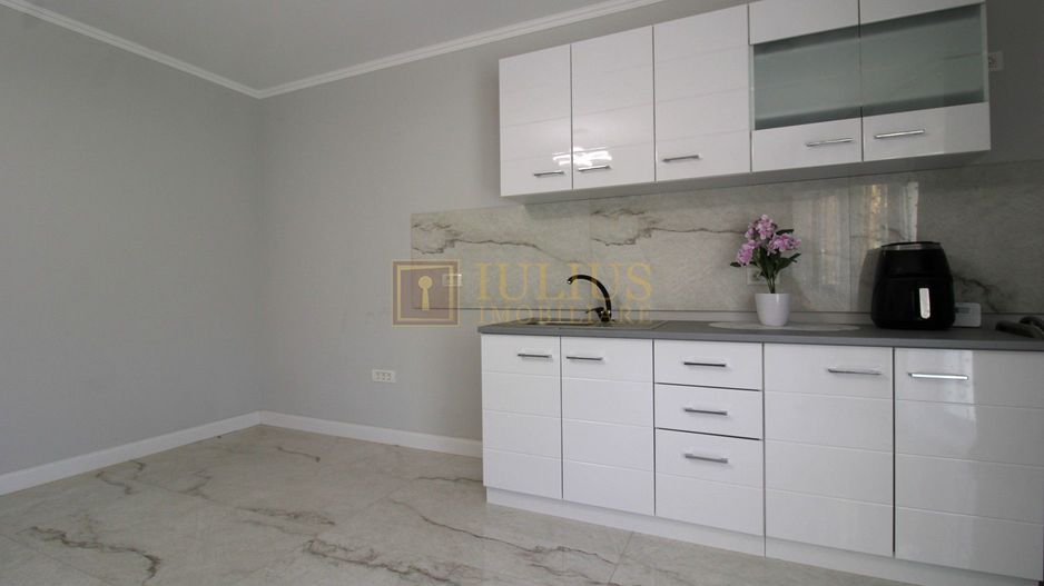 Curte, 4 apartamente, 8 camere, perfectă pt activități educaționale-Dumbravita - Poză 10