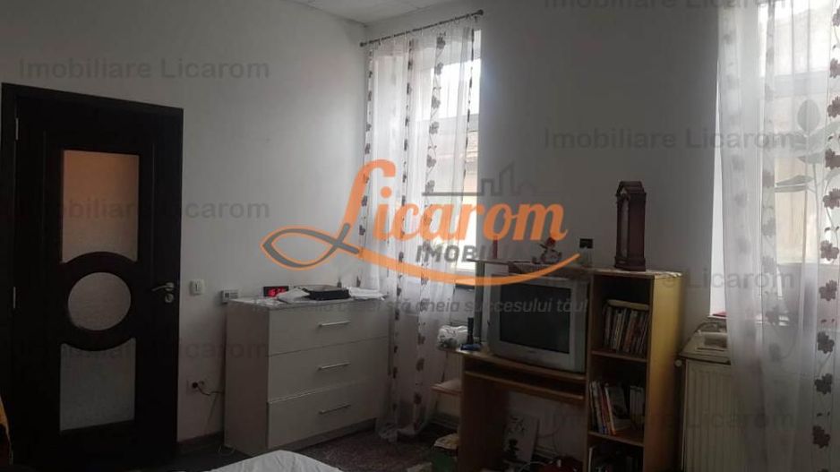 Corp de casa Blumana, zona str Lunga,curte,pod,beci. - Poză 2