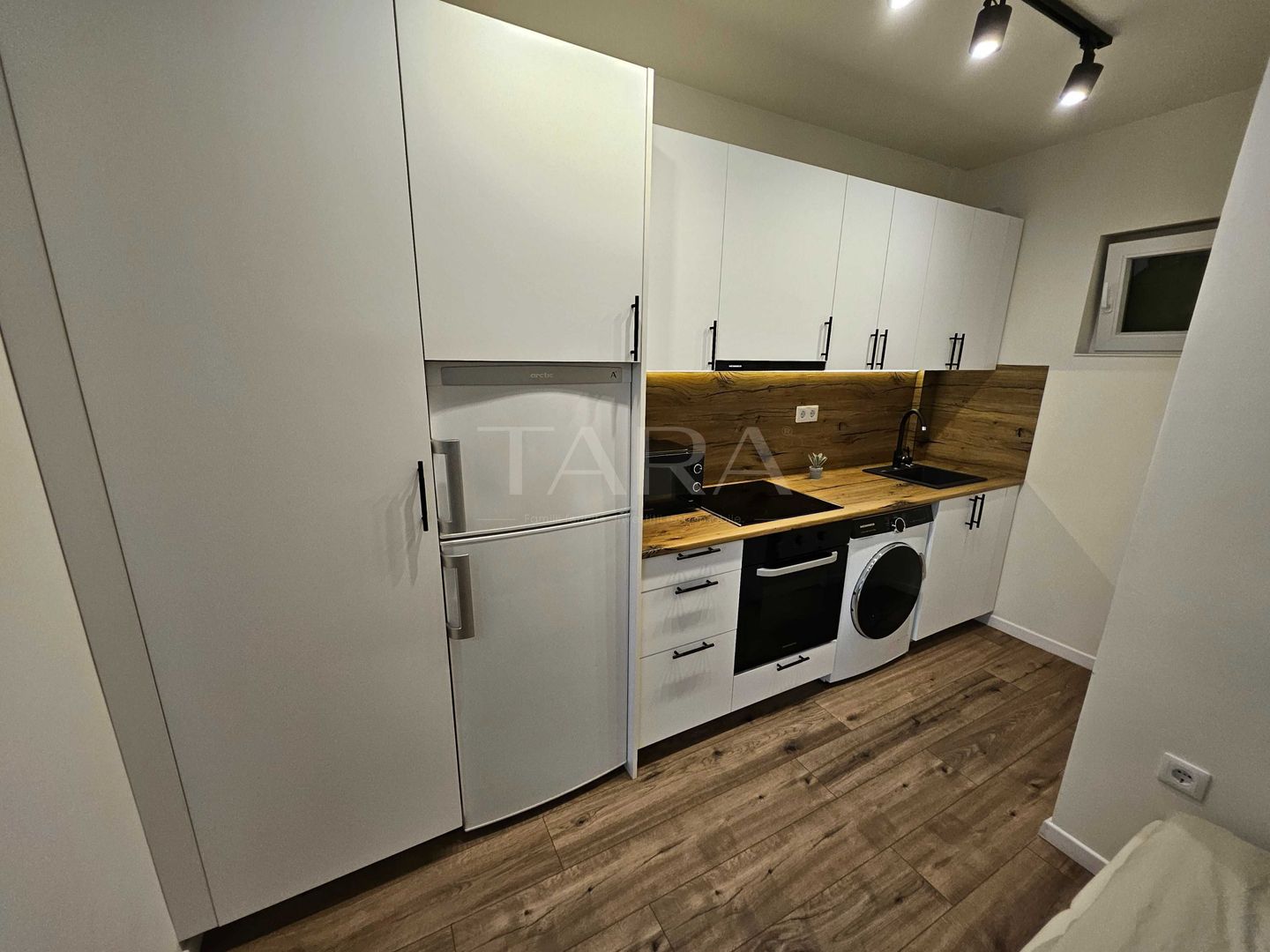 Garsonieră modernă, complet utilată, în zona Centrala - Poză 2