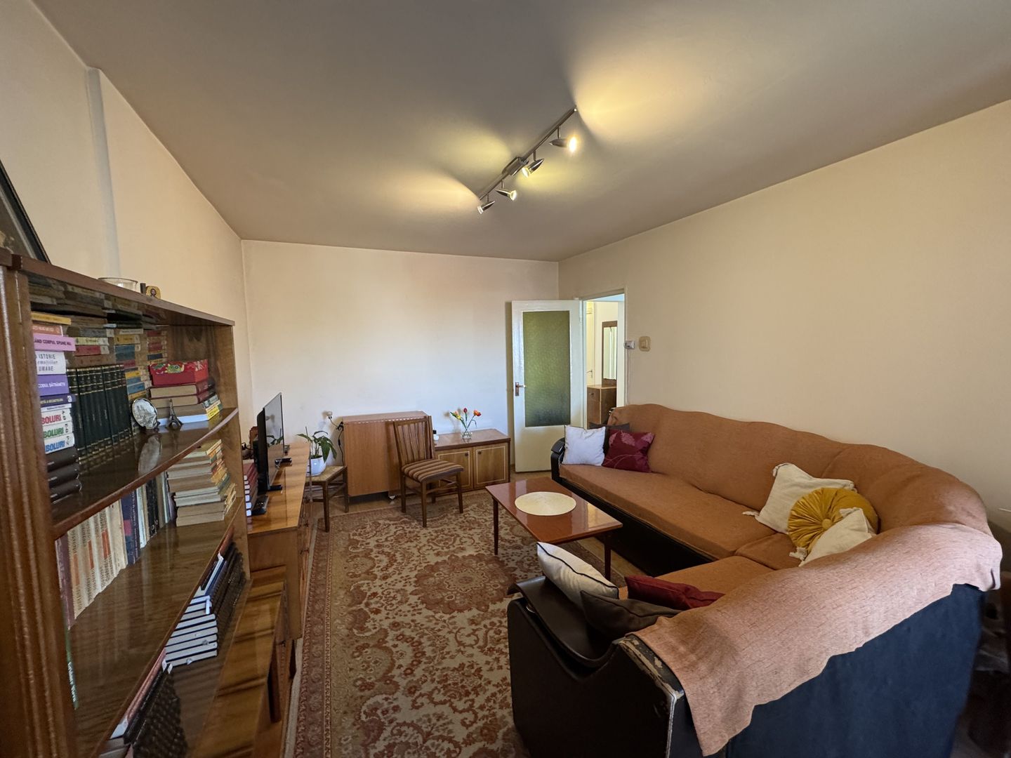 Apartament decomandat cu 3 camere in Florilor, strada Crinului - Poză 2