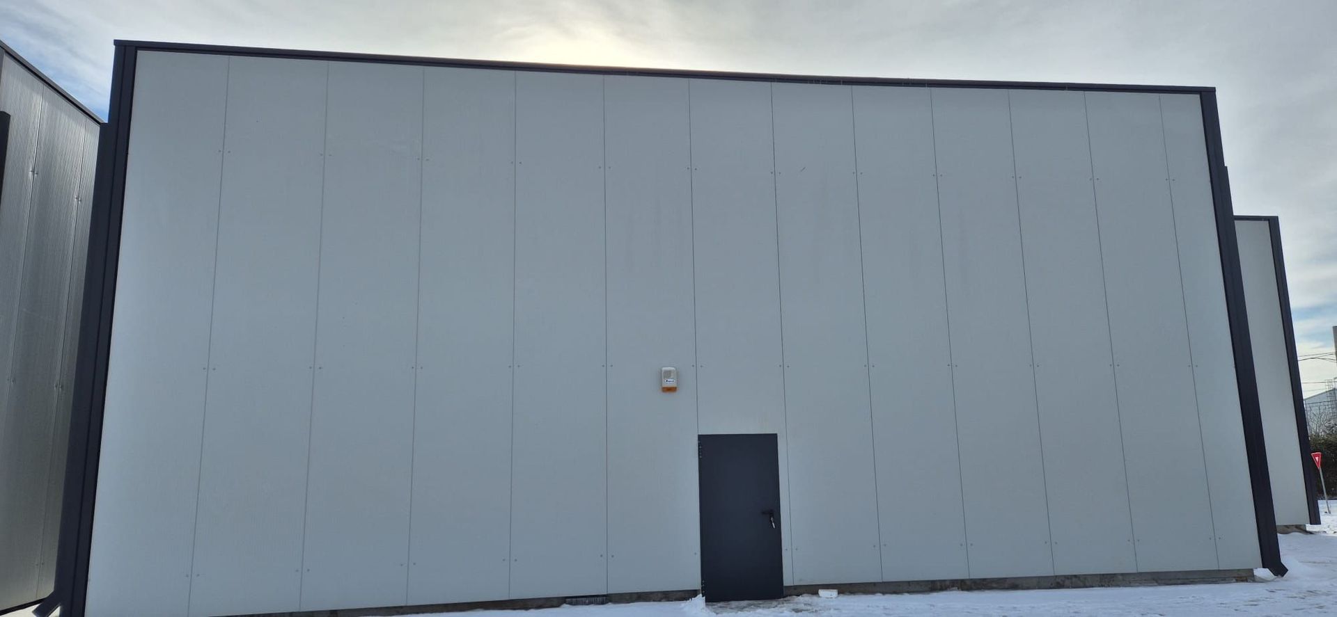 De vanzare hala industriala de 300 mp in Prelungirea Garii Catelu - Poză 2