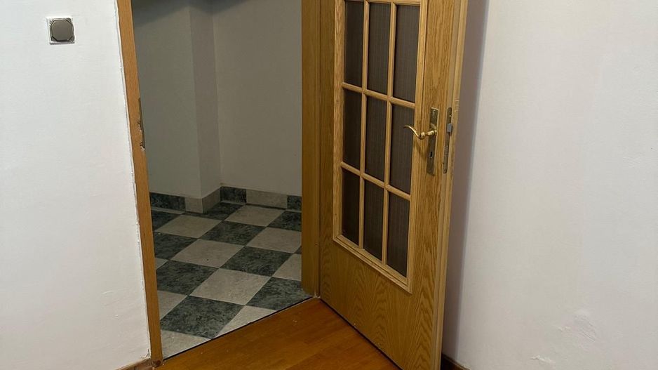 ageuropa.ro vinde apt. cu 4 cam. RENOVAT, 106mp, etaj 1 în zona SOARELUI. - Poză 7