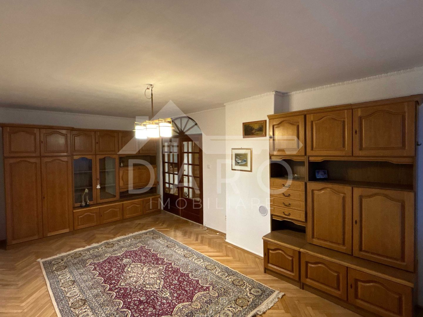 INCHIRIERE Apartament spațios cu 3 camere în zonă centrală - Poză 1