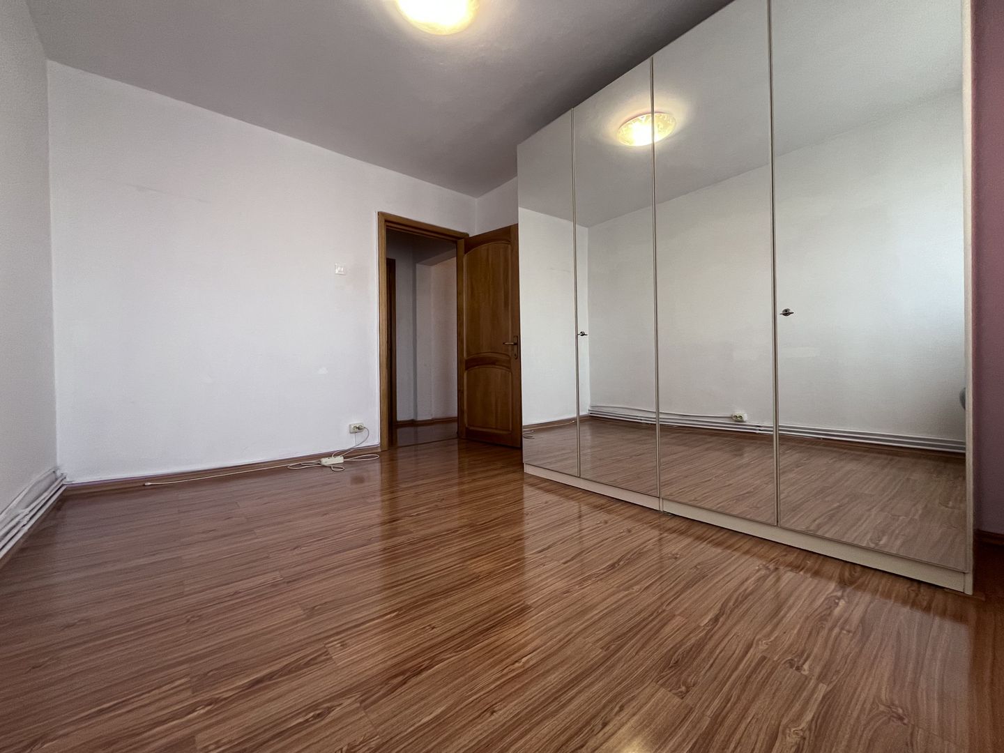 Zonă bună! Vânzare apartament cu 3 camere, micro 6- Târgoviște! - Poză 3