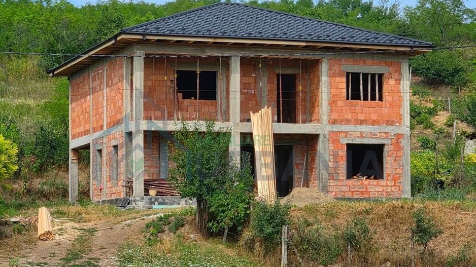 Casă de vânzare cu teren de 1200 mp în Horlești, zona Roșu - Poză 2