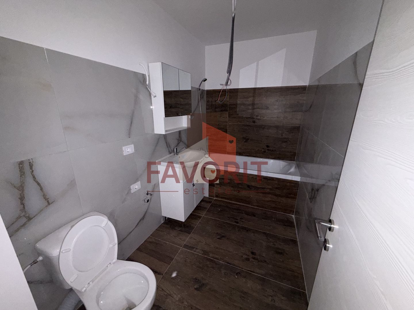 Decomandat. Disponibil imediat. Strada asfaltata - Poză 12