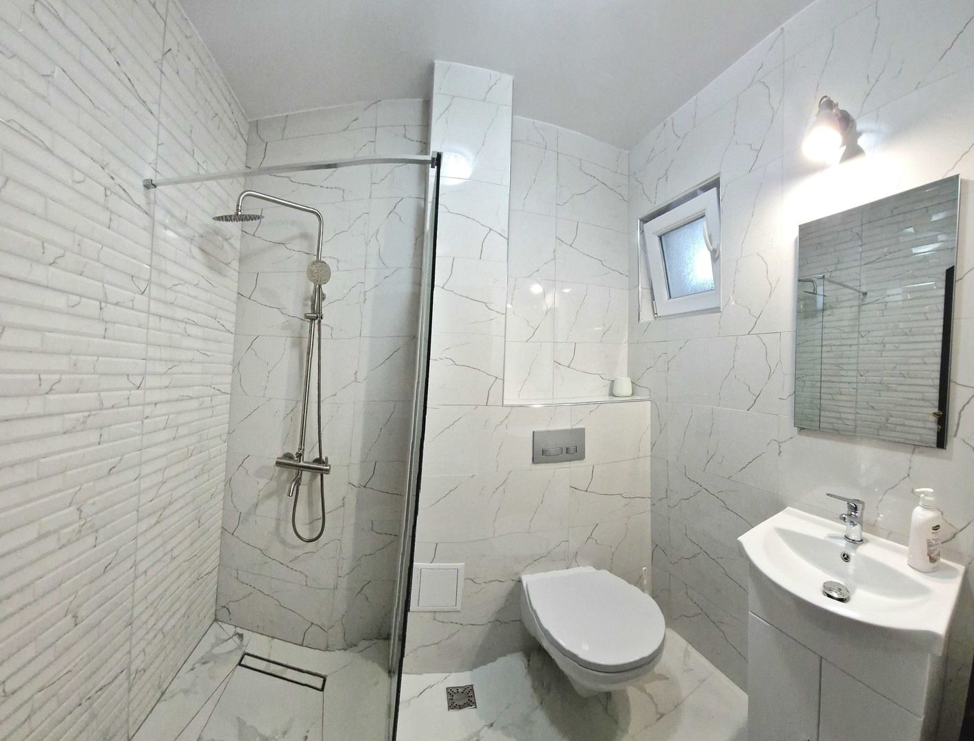 Inchiriez apartament CETATE - 3 camere plus living cu bucatarie - Poză 3