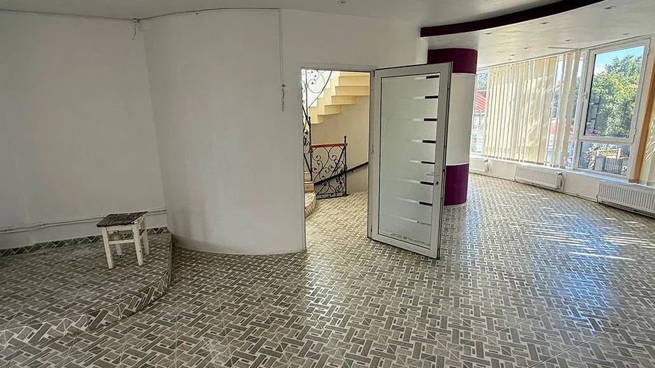 Imobil cu 8 camere, terasă de 60 mp, situat în centrul orașului - Poză 4