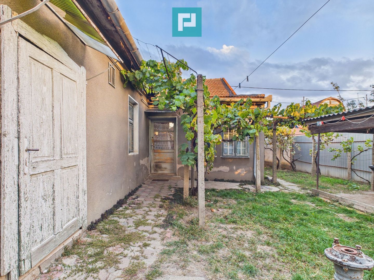 Casă cu 8 camere de renovat în Pârneava - Poză 17