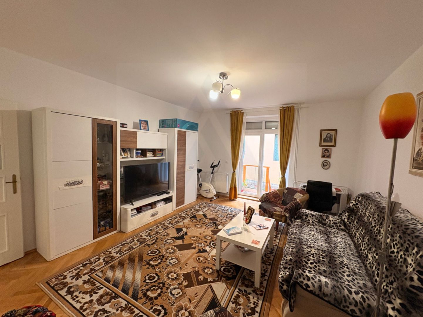 Apartament decomandat 70 mp utili 2 bai pivnita si curte 58 mp Central - Poză 5