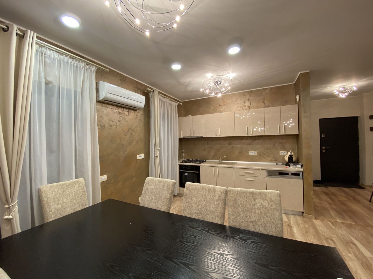 Duplex de vânzare/ cartier Europa/  curte/ terasa de 25 mp/ finisat modern - Poză 4