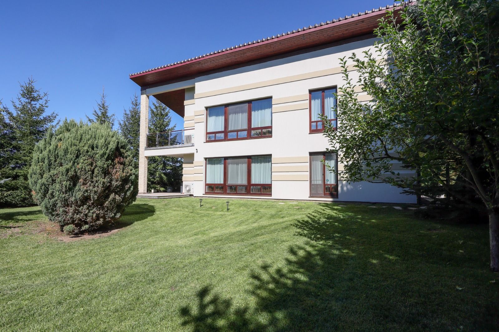 Casă deosebită de vânzare în Sânpetru | Teren 1400 mp - Poză 3