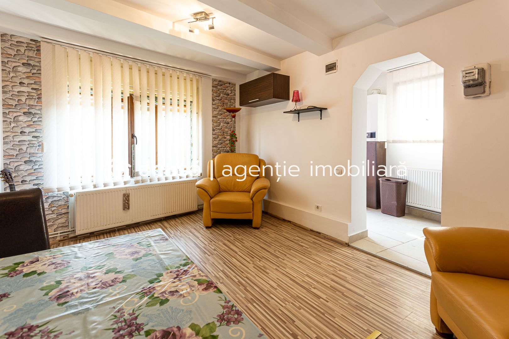 Casă cu 2 camere, renovată, în Bujac - Poză 4