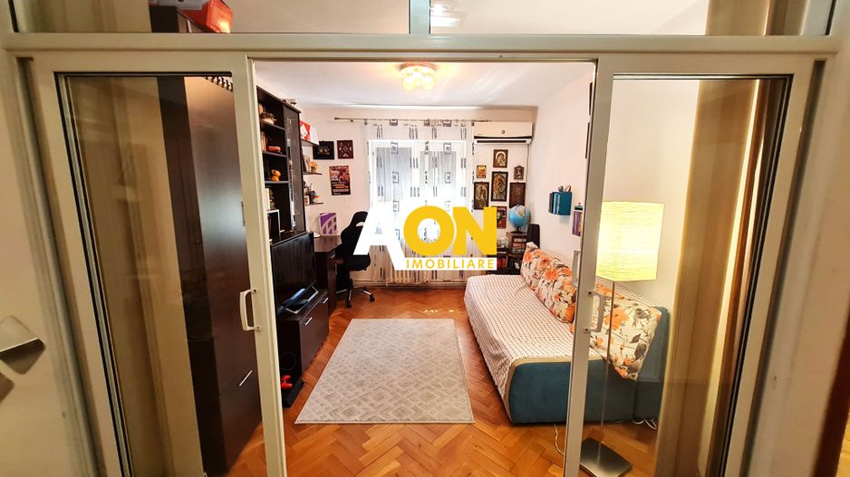 Apartament 4 Camere, Et 3, 82 mp, Decomandat, Mobilat, Utilat, Cetate - Poză 2