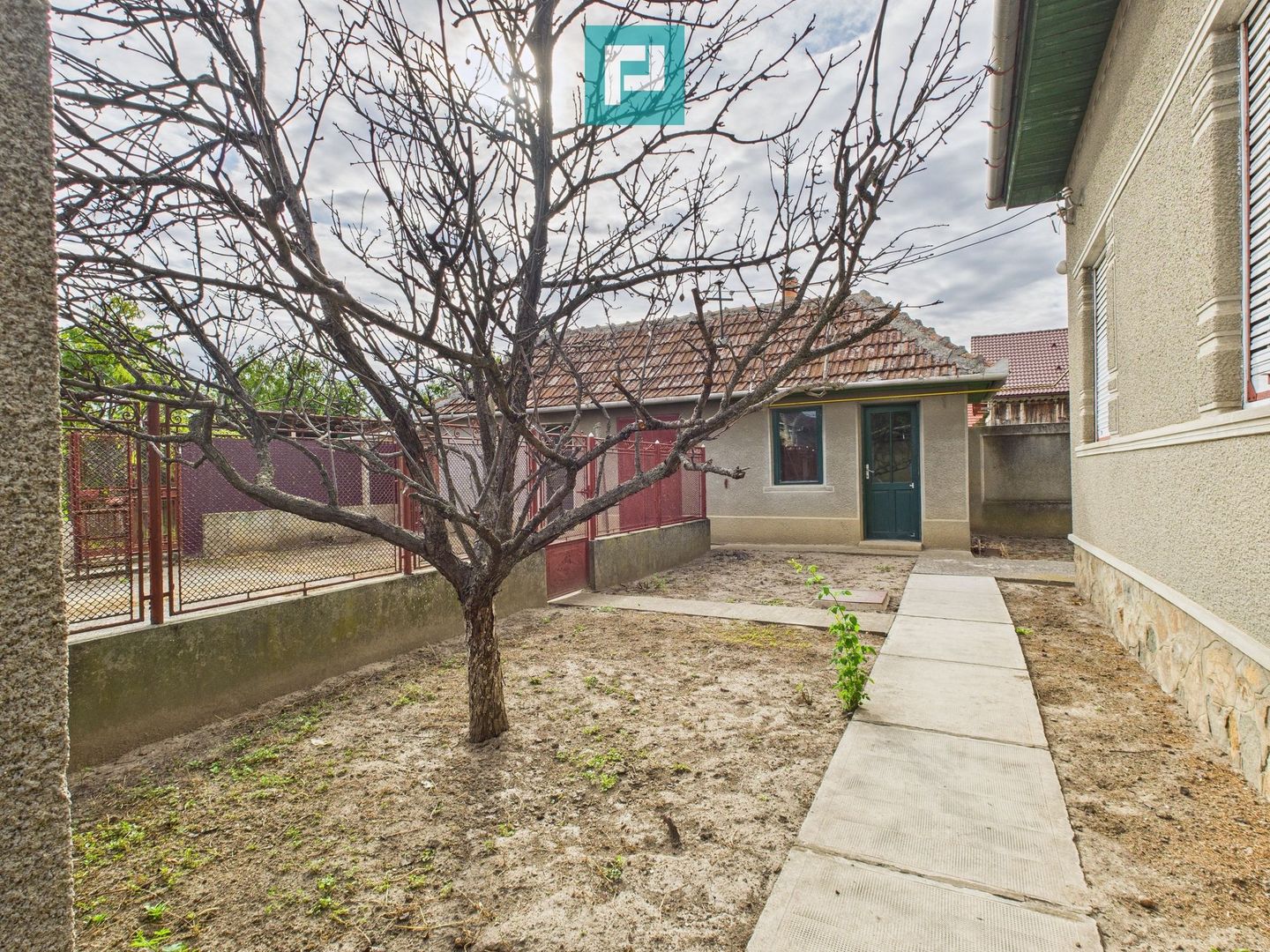 Casă cu teren generos, zonă centrală, Curtici - Poză 25