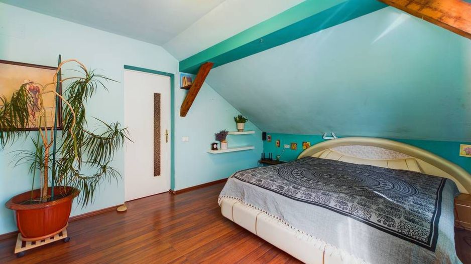 Casă generoasă în Grădiște - Poză 9