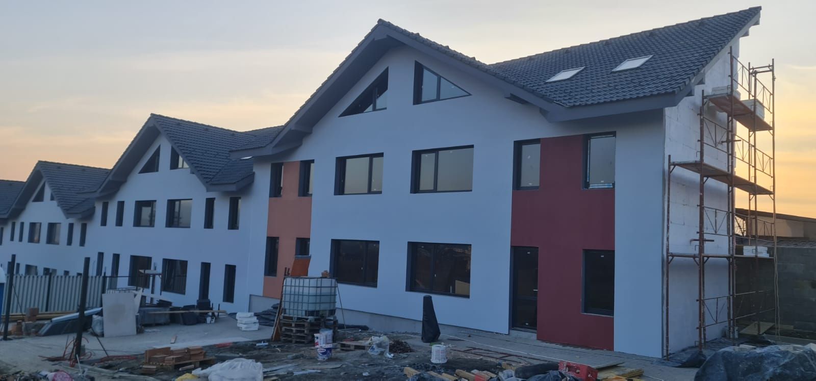 Casa de vânzare tip înșiruita la intrare in Cristian - Poză 1