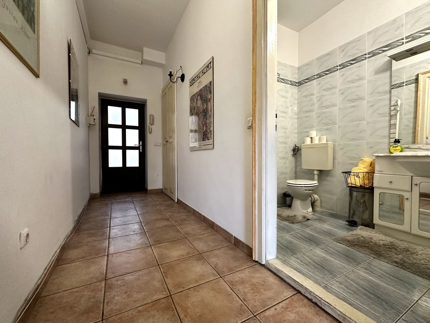 Apartament cu 2 camere,  clasic si boem, cu vedere in Piață Victoriei - Poză 12