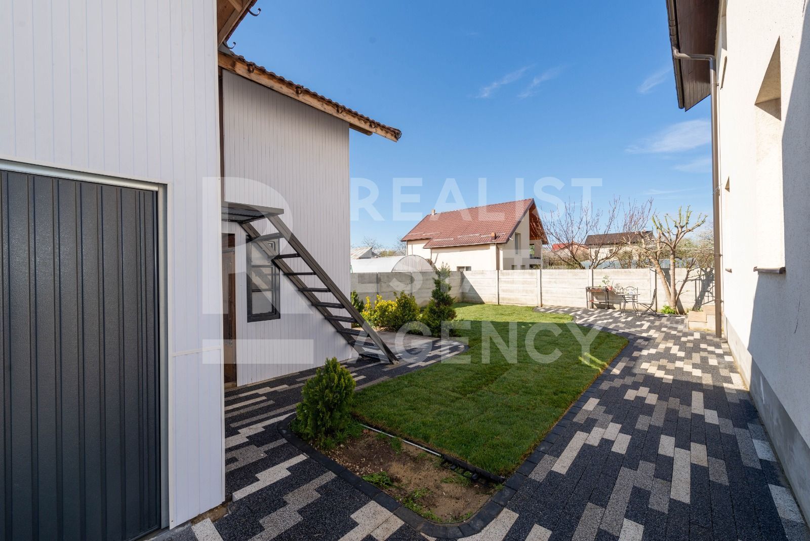 Vila in Tunari cu garaj si spatii de depozitare - Poză 22