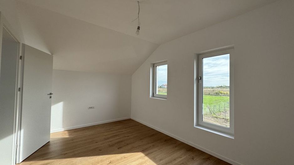 Duplex cu 4 camere si teren generos de 352 mp – Mosnita Noua - Poză 13