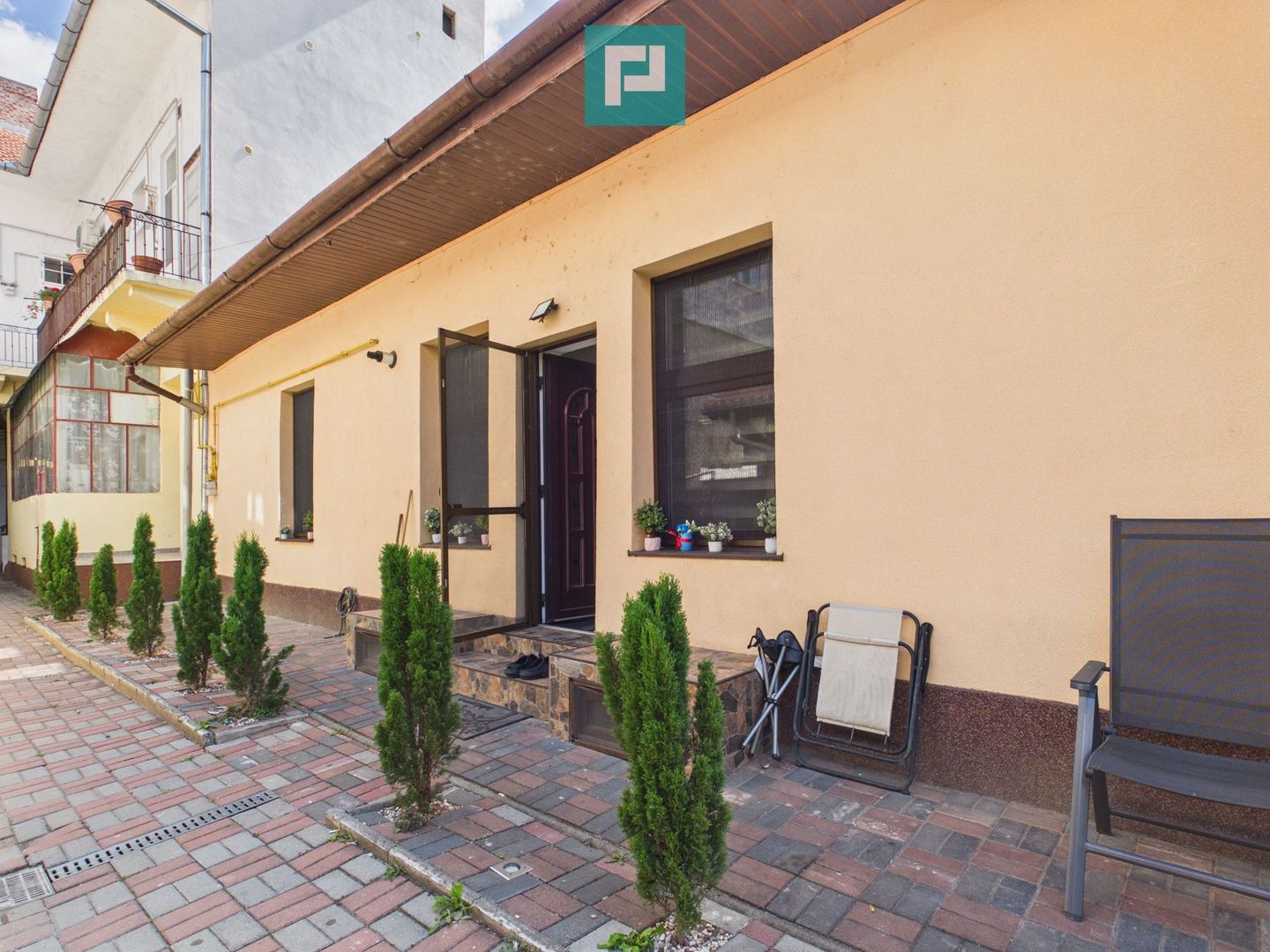 Apartament spațios cu 3 camere, zona centrală - Poză 1