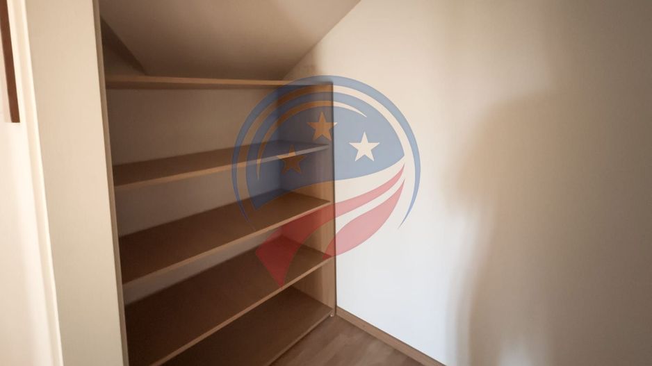 Vila superba cu cinci camere zona centrala - Poză 14