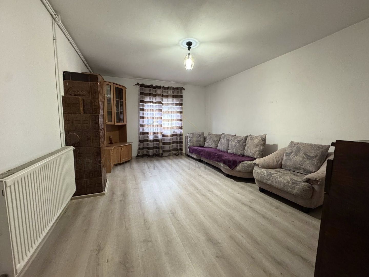 Casa + Spațiu comercial de vânzare în Onesti - Poză 1