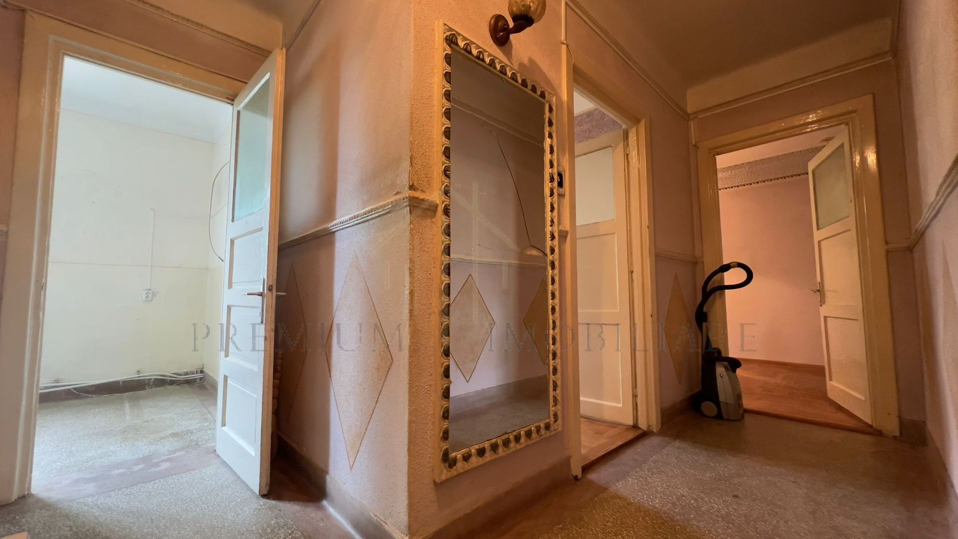 Apartament 2 camere etaj 1 cu boxa zona centrala - Poză 2