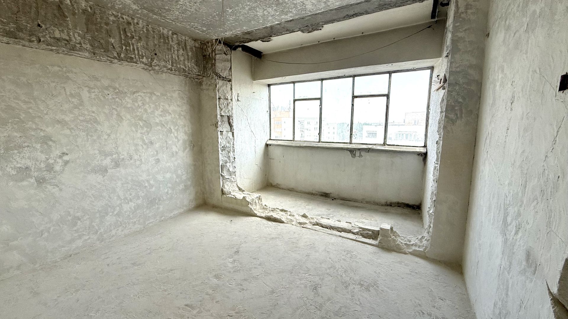 APARTAMENT SPATIOS CU VEDERE PE 2 PARTI - Poză 3