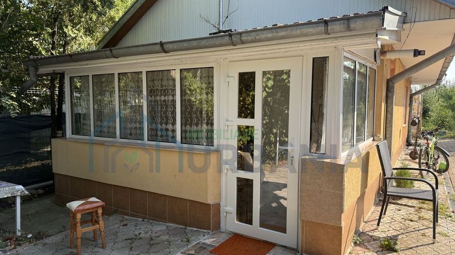Casa cu o cameră, mobilată și utilată, de închiriat în Valea Adâncă - Poză 1