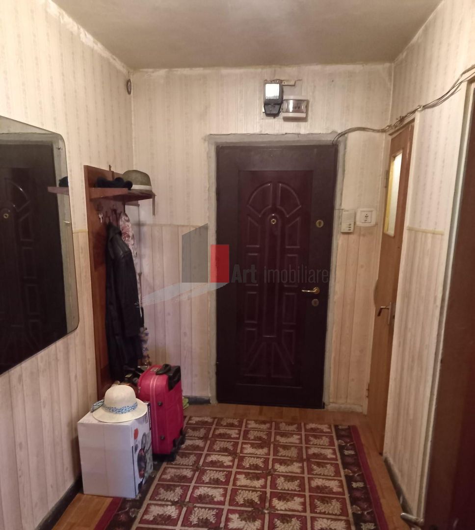Vânzare apartament 3 camere - Poză 1