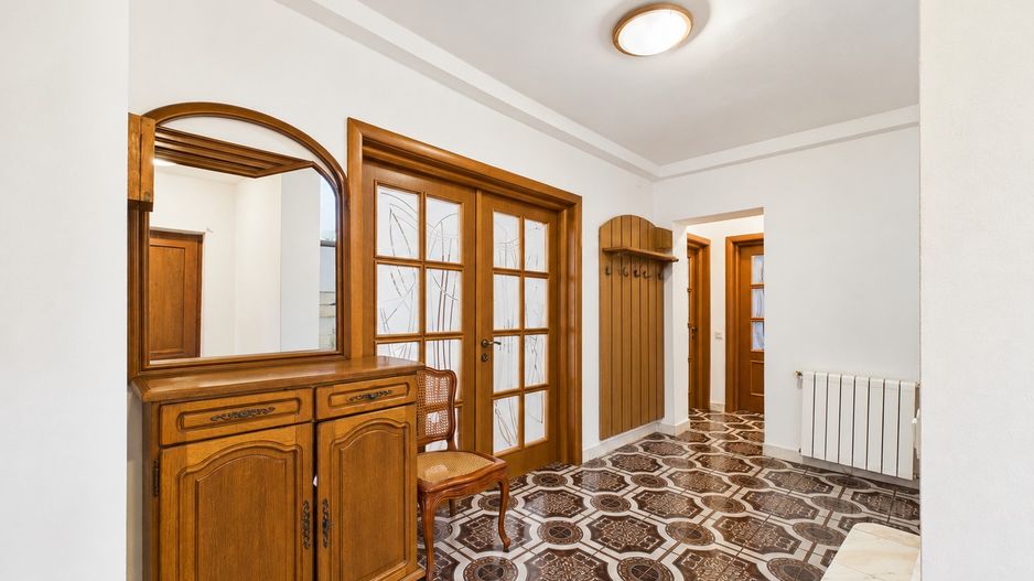 Vilă cu 8 camere de vânzare, piscina, livada, iesire la Balta Pasarea - Poză 5