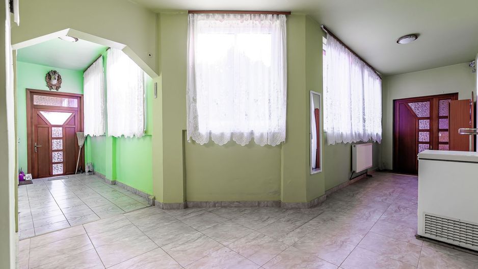 Locuință spațioasă cu grădină mare în Aradul Nou, calea Timișorii - Poză 4