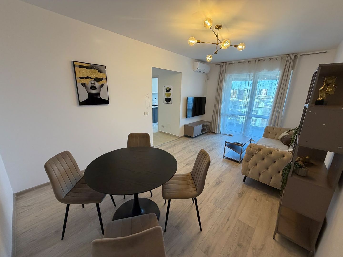 AP. 2 CAMERE- PARCARE INCLUSA, CENTRALA, BUCATARIE INCHISA, MODERN - Poză 2