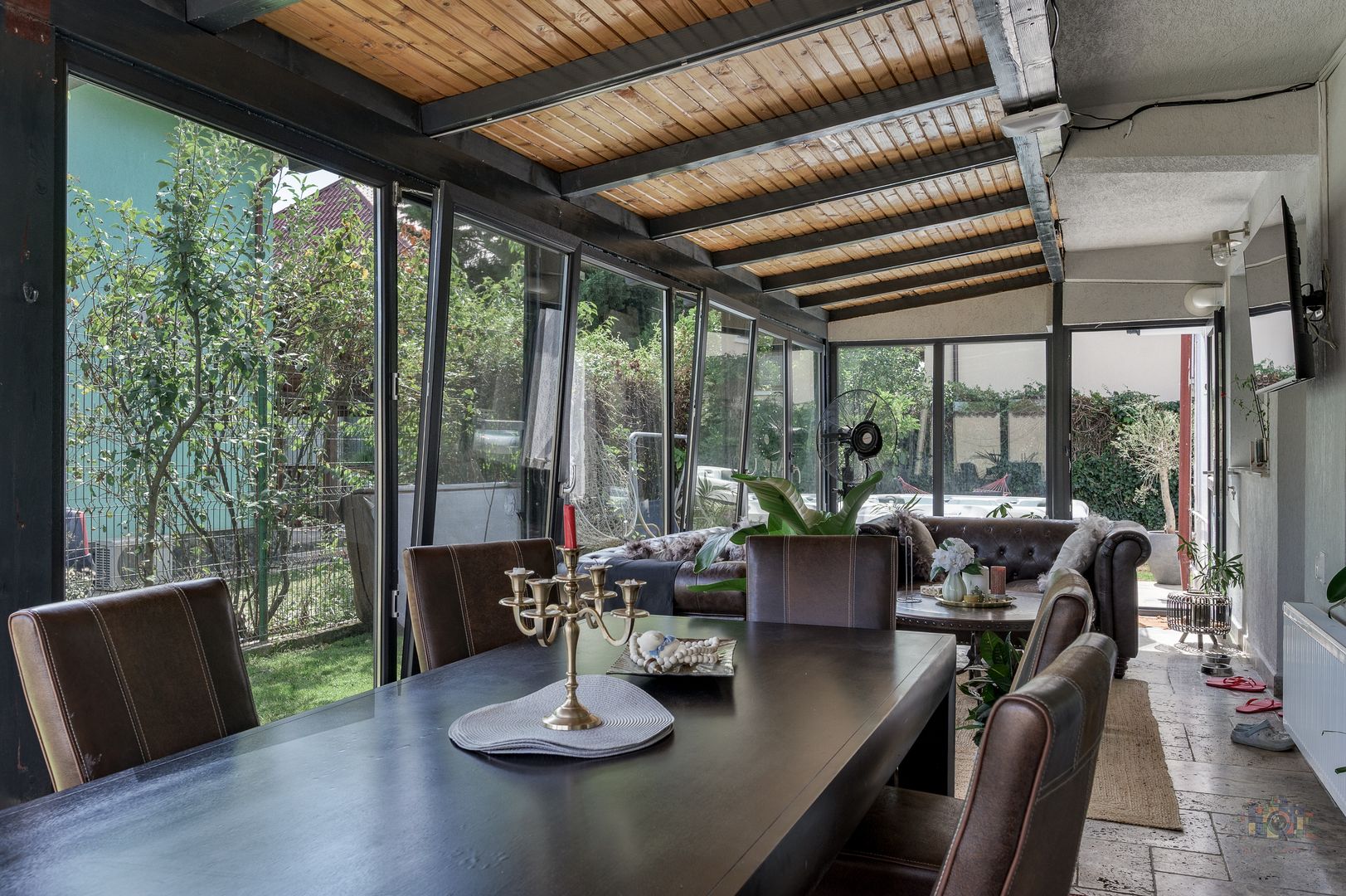 Vilă renovată P+1+M  | Foișor vitrat, grădină și jacuzzi - Poză 6