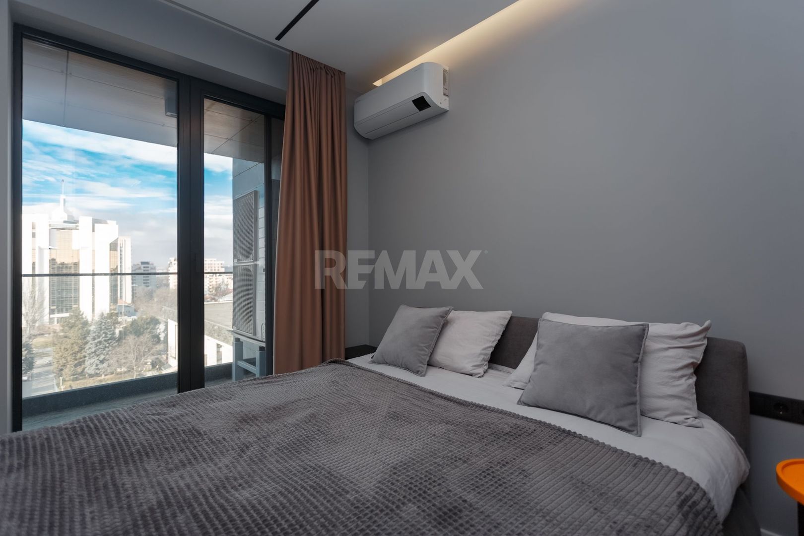 De închiriat apartament, 2 dormitoare, str. Teatrală 3, Centru. - Poză 1