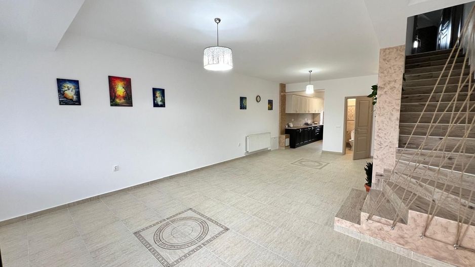 Casa cu 7 camere | 3 balcoane | Garaj | 220 mp + 80 mp curte | Cartier Panorama - Poză 3