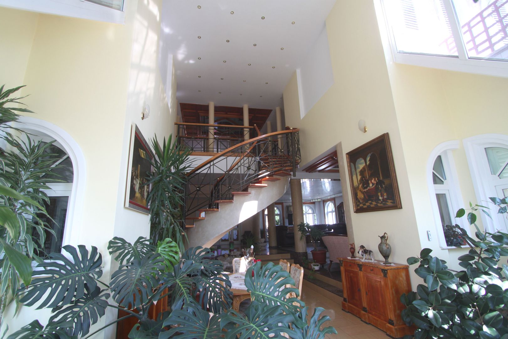 Casă / Vilă cu 8 camere de vânzare în zona Semicentral - Poză 4