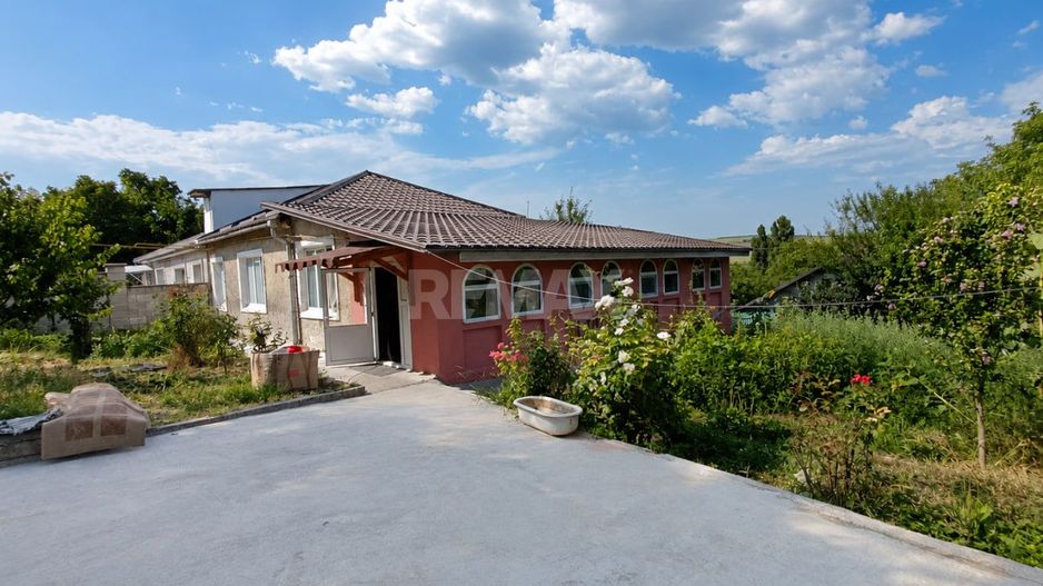 Strășeni.  Apartament la sol cu 3 dormitoare + living, teren și garaj. - Poză 1